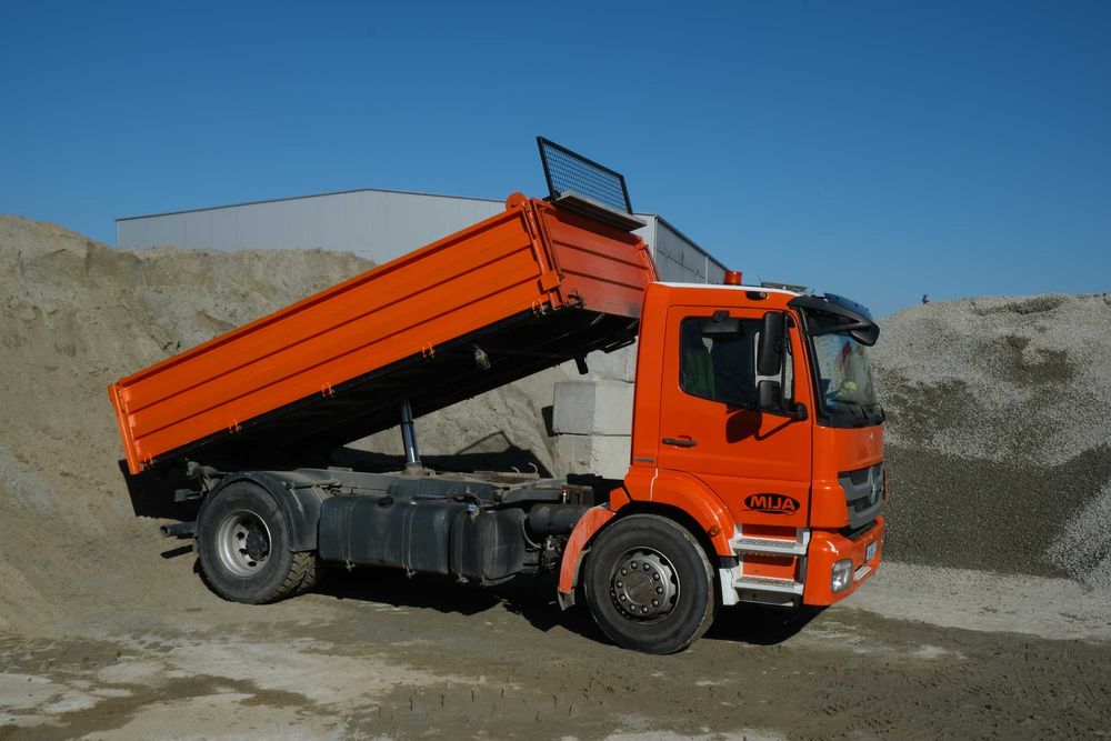 Kamień piasek beton półsuchy ziemia ogrodowa siana kruszywo transport