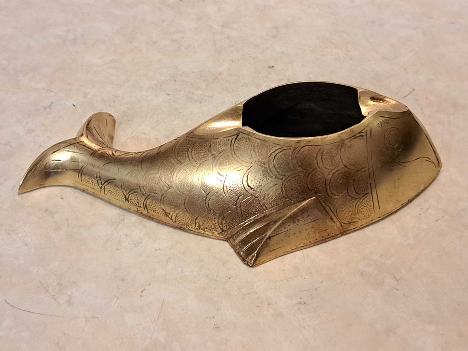 На подарок - бронзовая пепельница - Золотая рыбка - латунь.