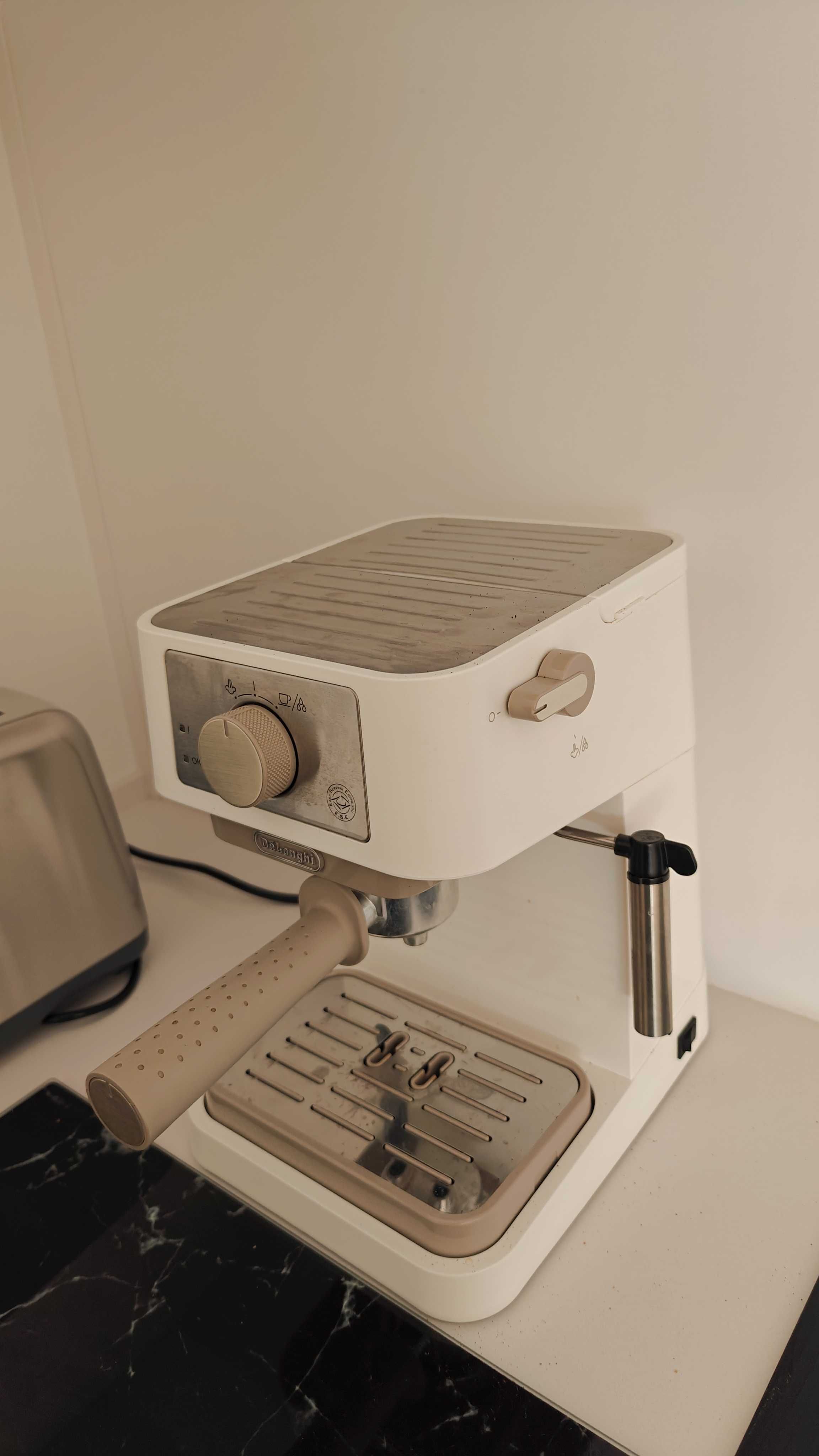 Vendo máquina de café DeLonghi de manípulo, como nova.