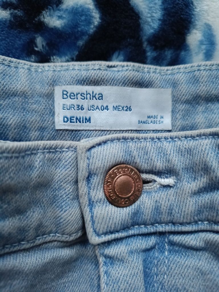 Krótkie spodenki szorty wysoki stan podwijane nogawki niebieskie Bersh