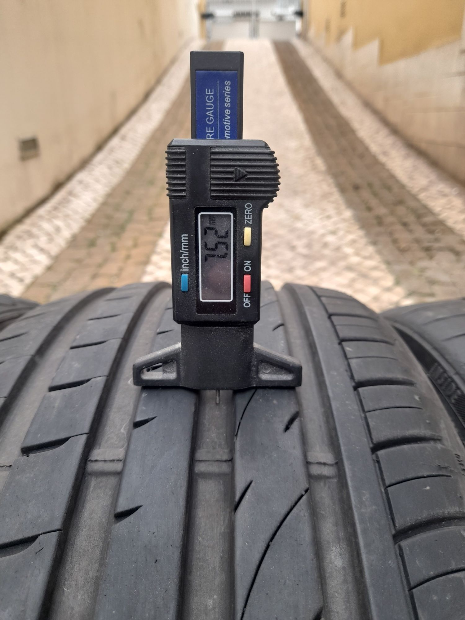 2 Pneus 215/35ZR18 e 245/45R18 Bridgestone