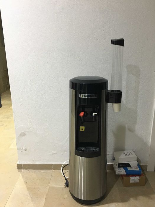Fonte de água ligada à rede com filtro e dispensador de copos