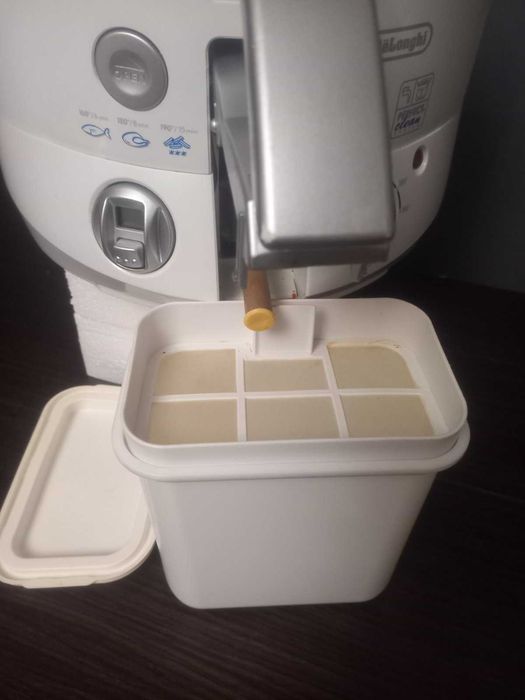 Фритюрница DeLonghi (Делонги) оригинал, корзина с наклоном, как НОВАЯ