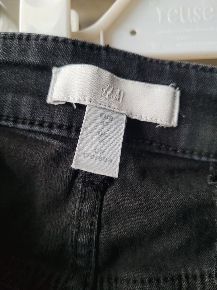 H&M. Czarne spodnie jeansowe elastyczne, rozmiar XL / 42