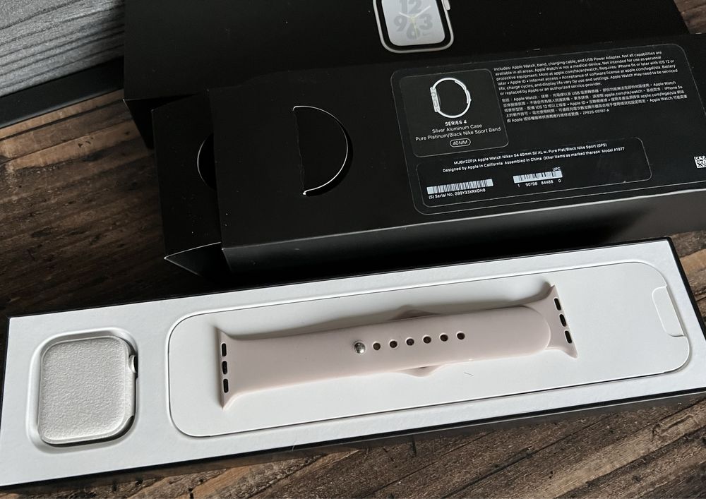 Часы Apple watch 4 series Nike. 40mm silver aluminum