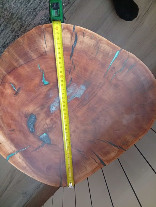 Stolik kawowy z plastra i zywicy epoksydowej