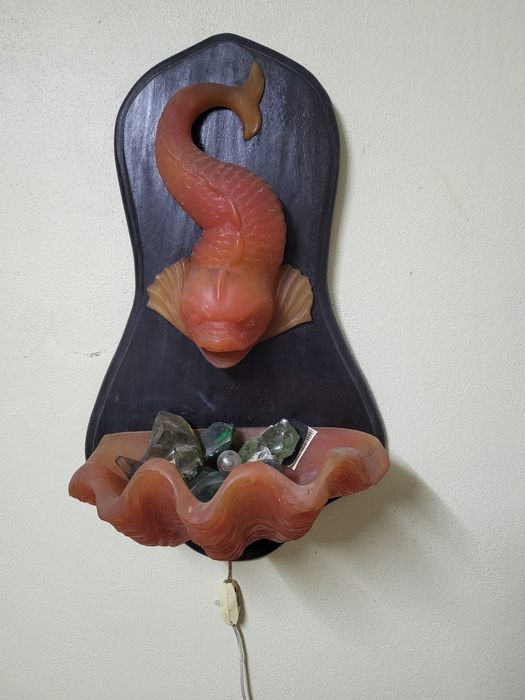 Fonte ilumuminada com golfinho