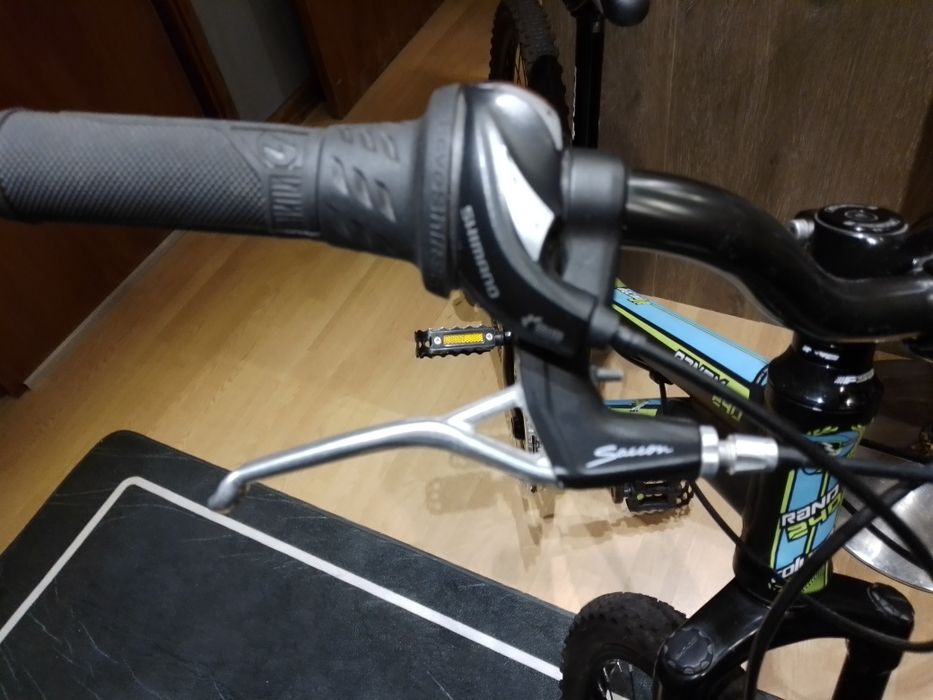 Bicicleta praticamente nova rodada 24 cor preta e azul.