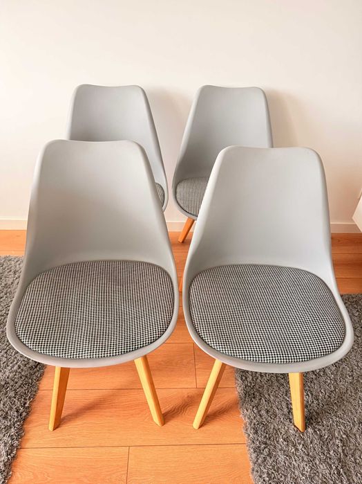 Vendo 4 cadeiras Cadeiras acolchoadas