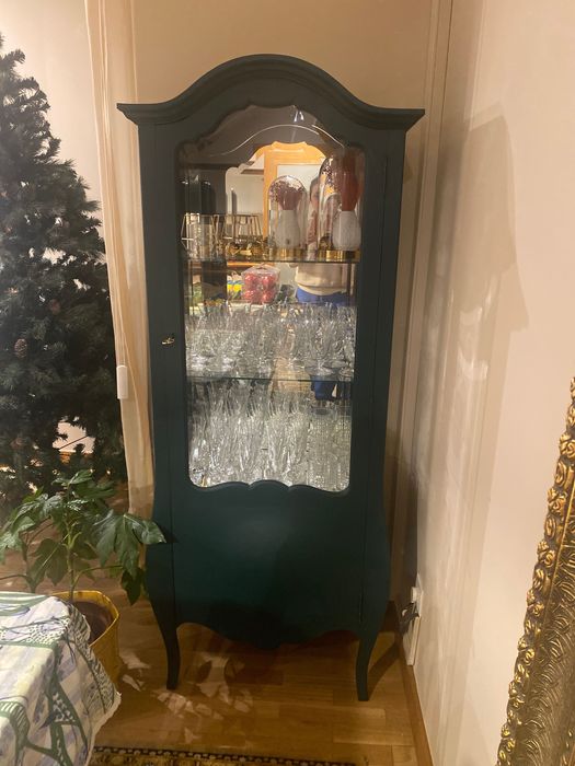 Vendo vitrine  antiga em madeira pintada a verde 125 euros.