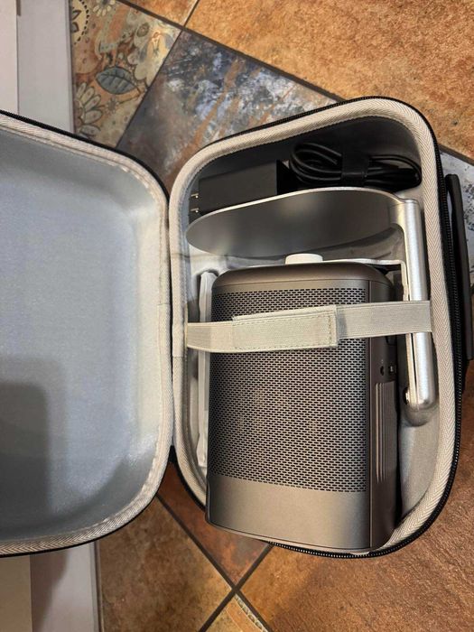 Міцний Oxford футляр для проекторів XGIMI Mogo серії. Вміщує підставку