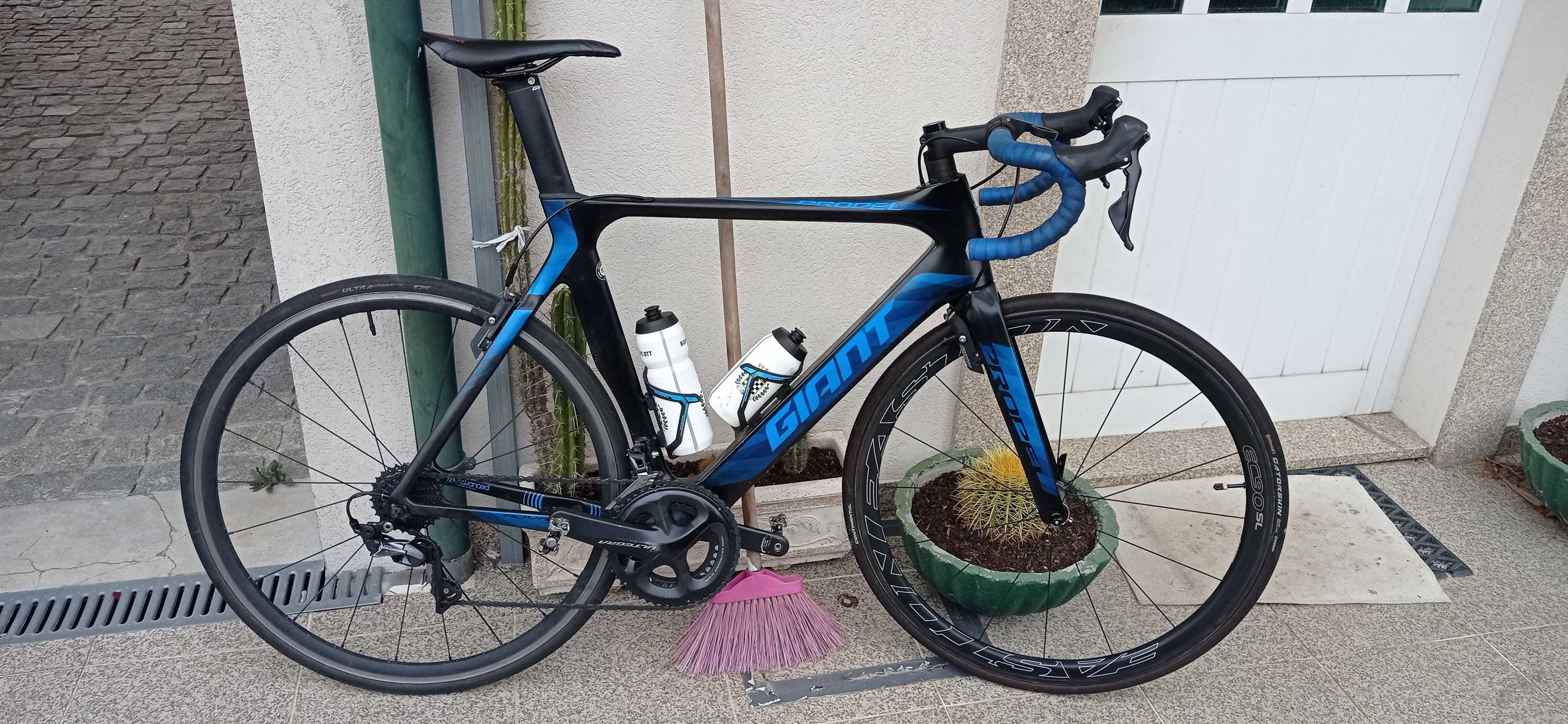 Bicicleta de estrada em carbono marca Giant tamanho L