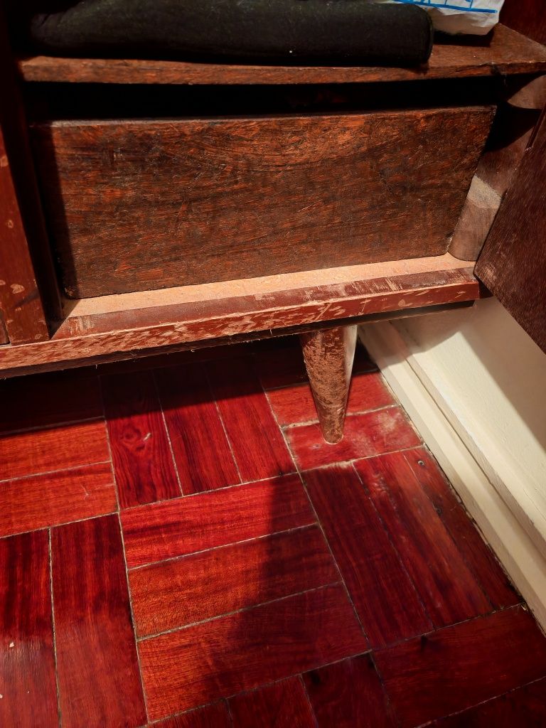 Conjunto de móveis em madeira