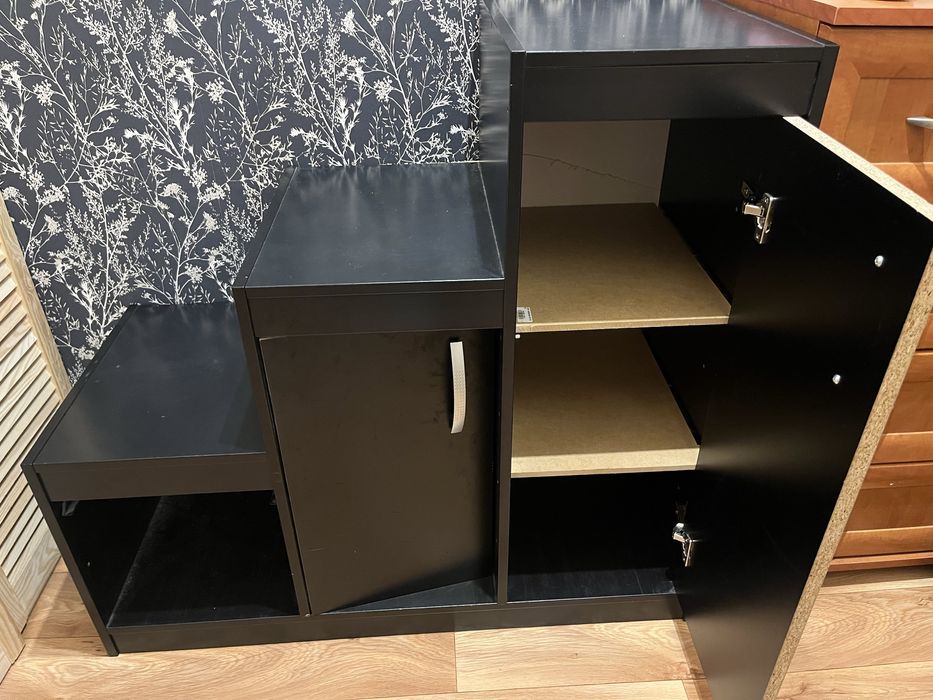 Szafka-schodki z drzwiczkami