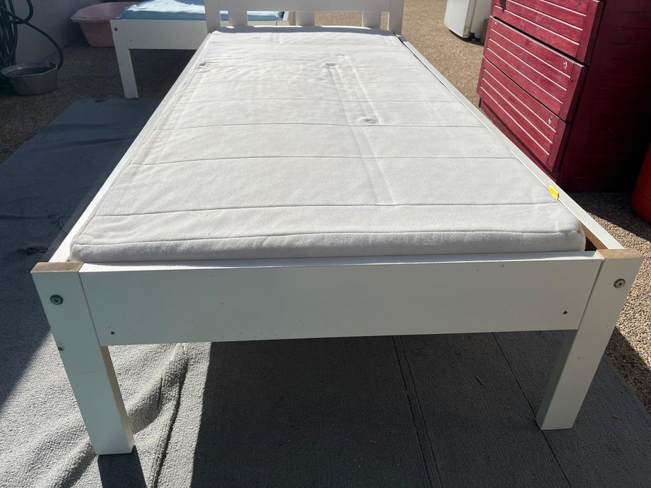 Duas camas de criança