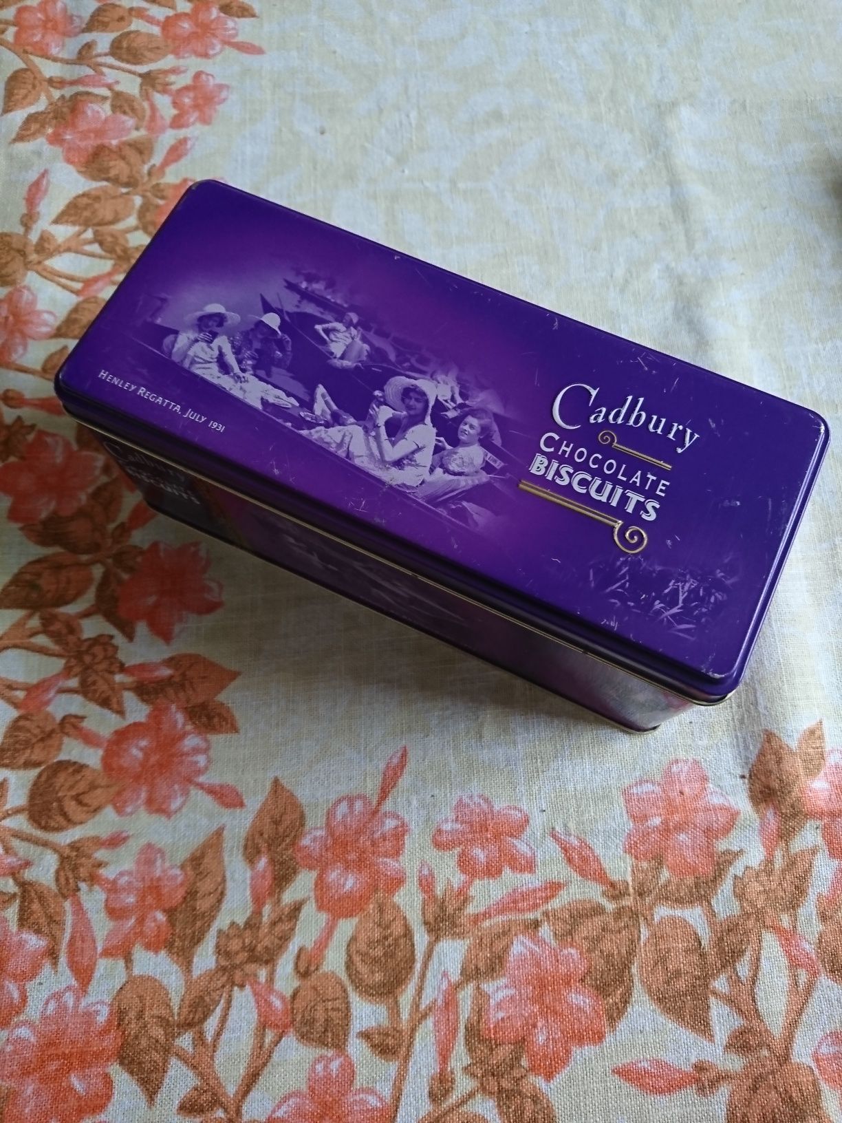 Puszka metalowa Cadbury 1999 fioletowa vintage do kolekcji