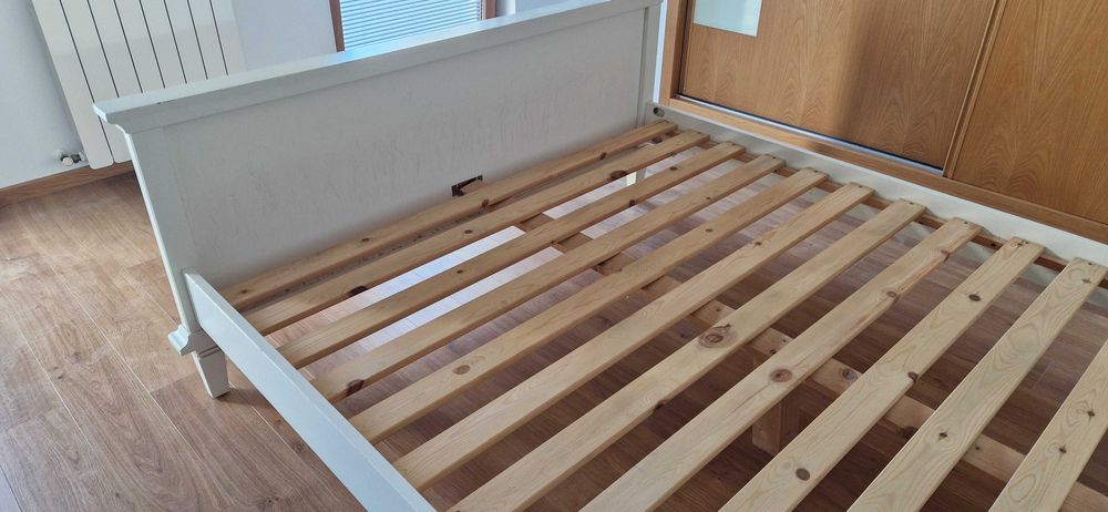 Bonita base de cama de casal com cabeceira
