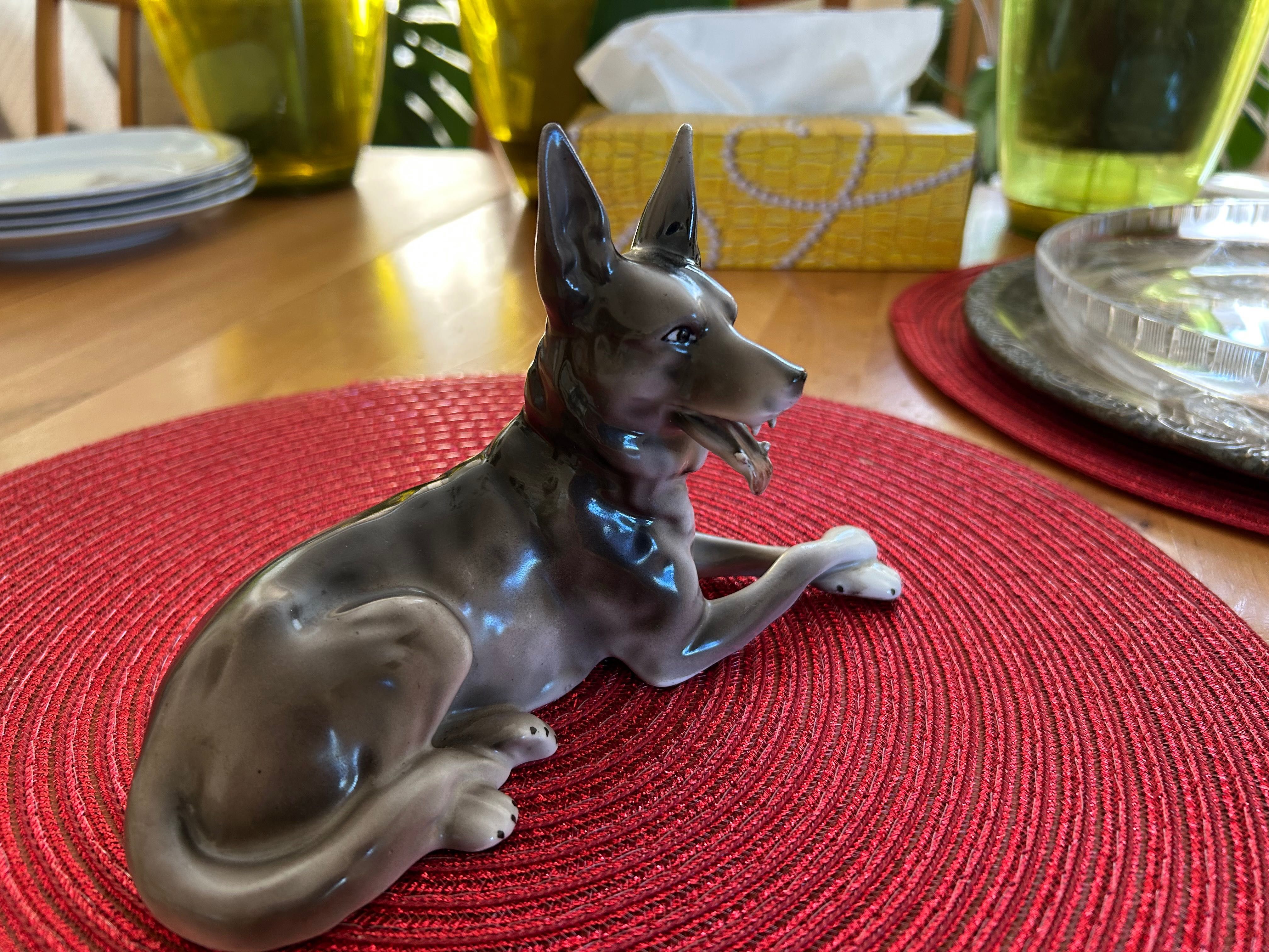 Figurka PIES z porcelany