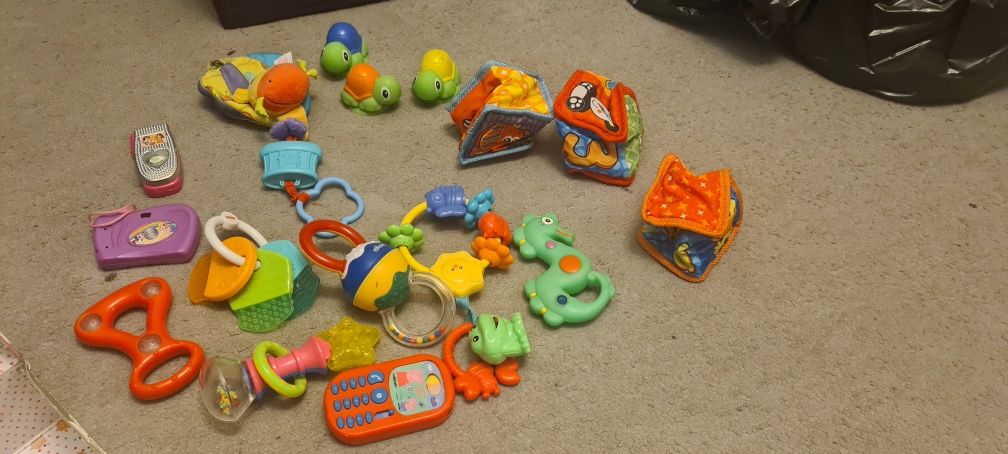 Fisher price, zestaw zabawki/grzechotki dla niemowlaków