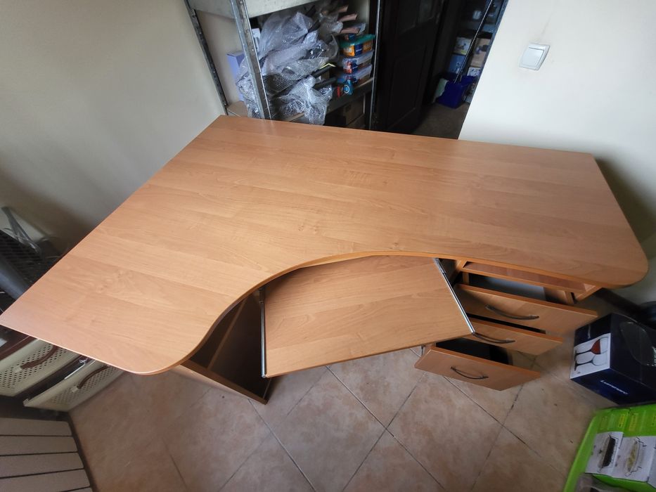 Стіл компьютерний.