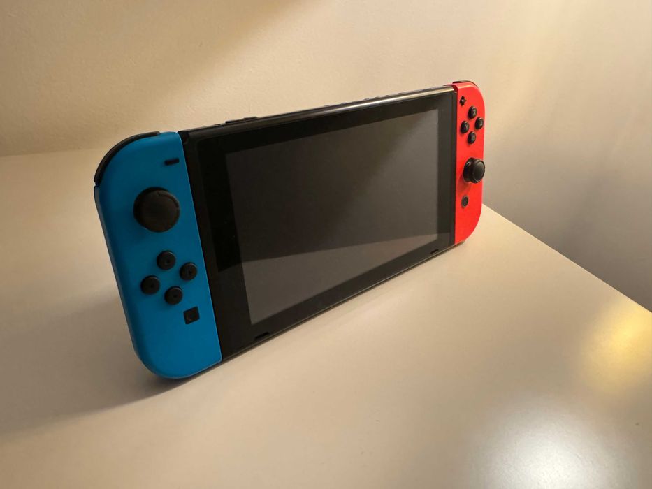 Nintendo Switch (1) + 2x Bolsa/Estojo de Viagem