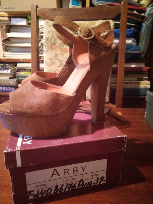 Женские босоножки в хорошем состоянии