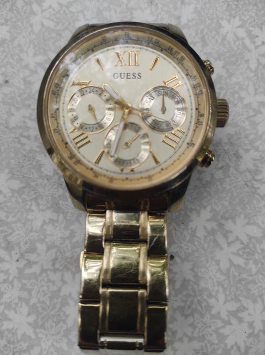Часы наручные GUESS.