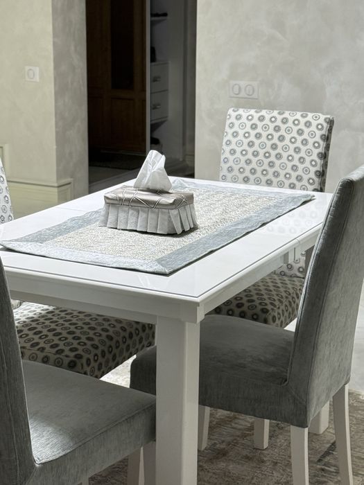 Набір столу та стільців