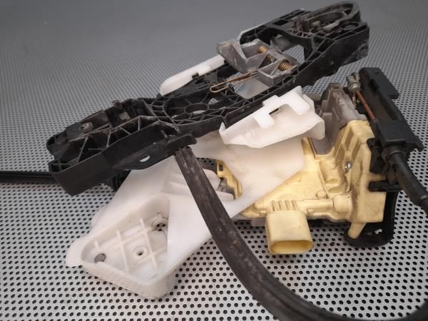 Fechadura / fecho porta trás esquerdo VOLKSWAGEN Passat (3C2)