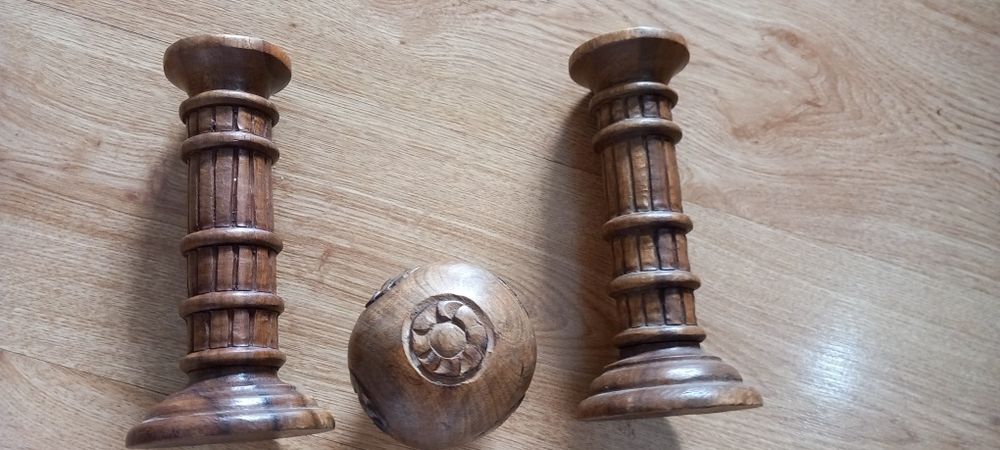 Castiçais de madeira e uma bola decoração