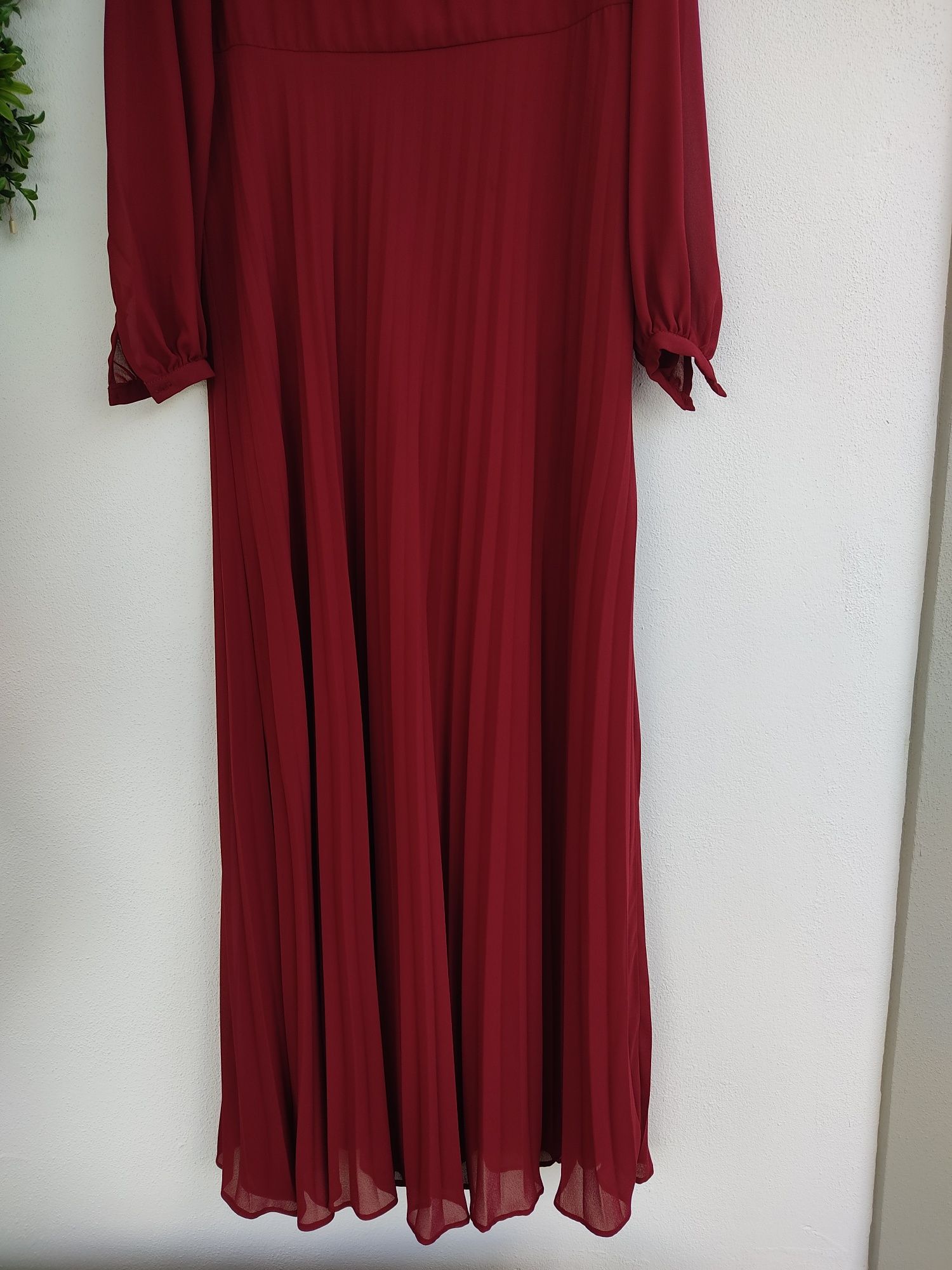 Vestido comprido plissado bordeaux