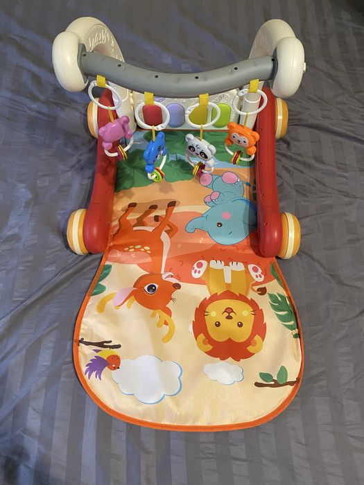 Дитяча стійка з підвісними іграшками