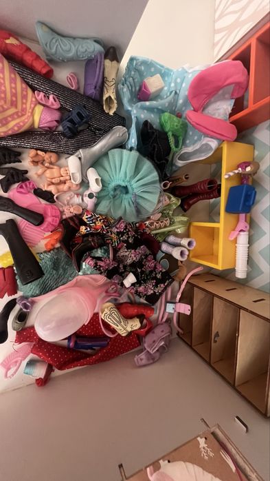 Будинок для ляльок (великий, з меблями, з одягом і інше)