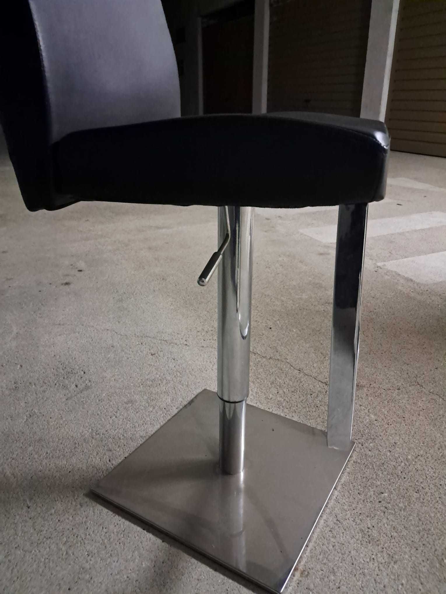 35 cada cadeira em pele preta e inox