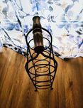Stojak metalowy na wino, 4 butelki, rączka drewno styl Vintage