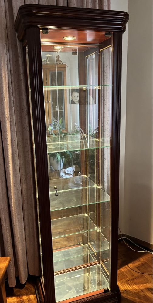 Cristaleira vitrine com iluminação e mesa baixa