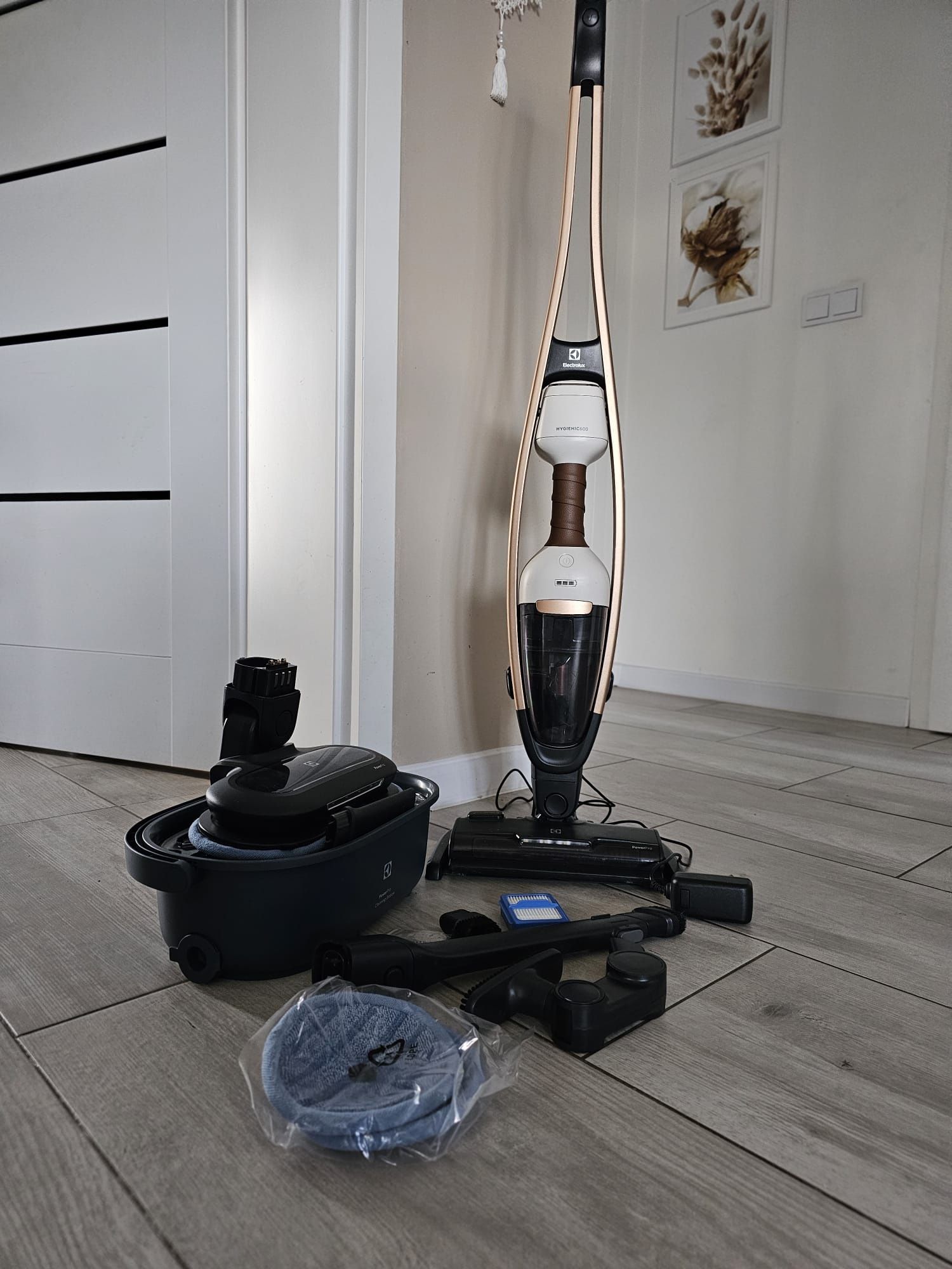 Odkurzacz pionowy bezprzewodowy  Electrolux Hygienic 600 PureWet + sta