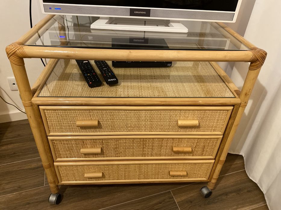 Movel em bambu para tv com arrumação