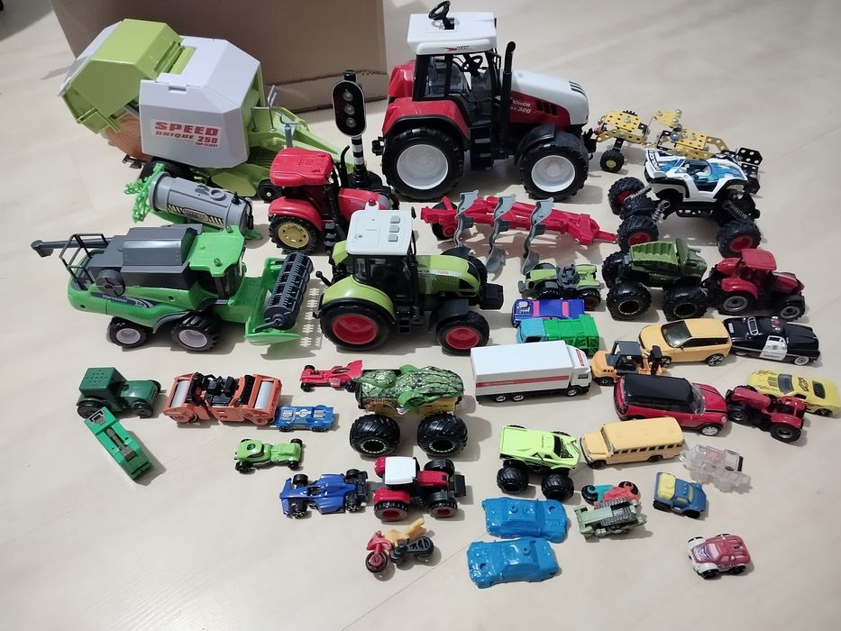 Zestaw zabawek: traktory, samochody