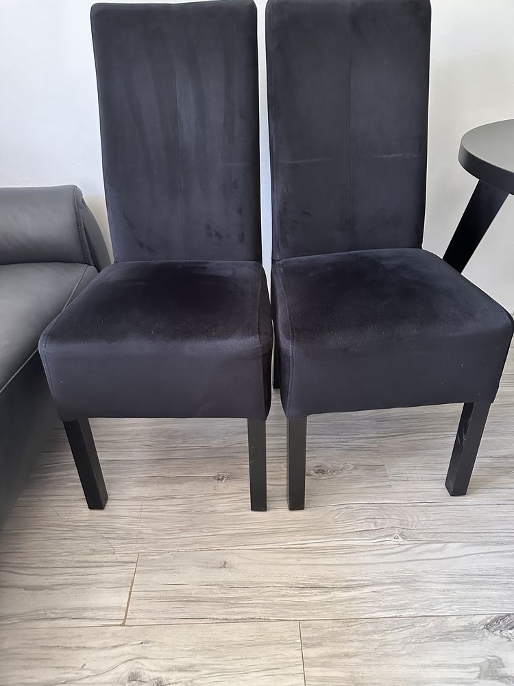 Krzesla czarne welurowe