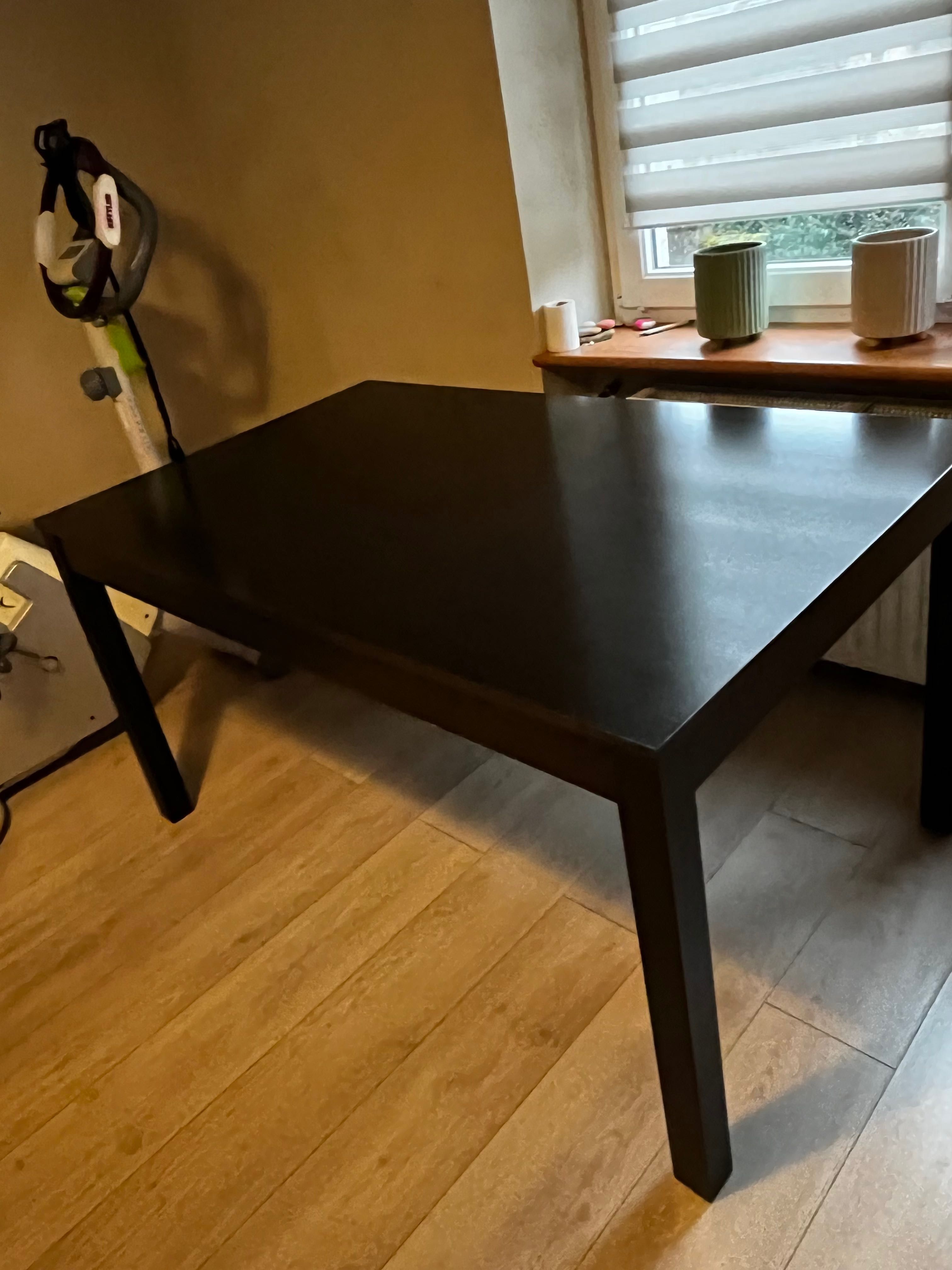 Sprzedam stół z IKEI, krzesła z JYSK - czarne