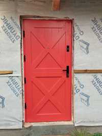 drzwi zewnętrzne drewniane czerwone jakość czyste powietrze montaż