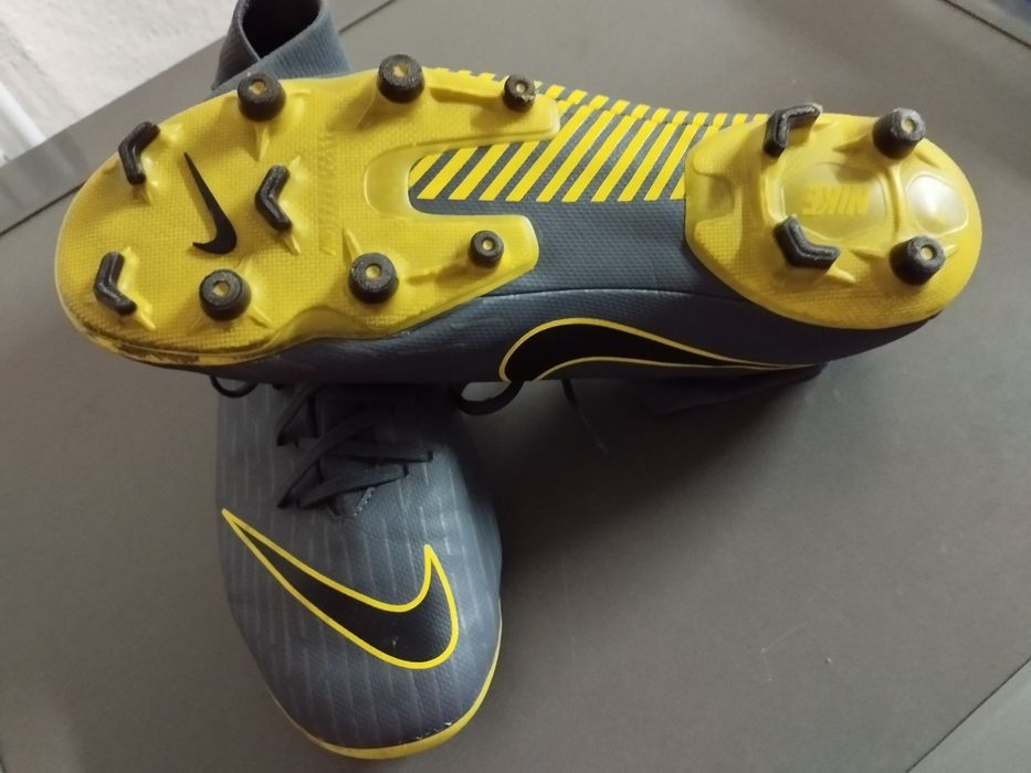 Chuteiras Nike relvado sintético