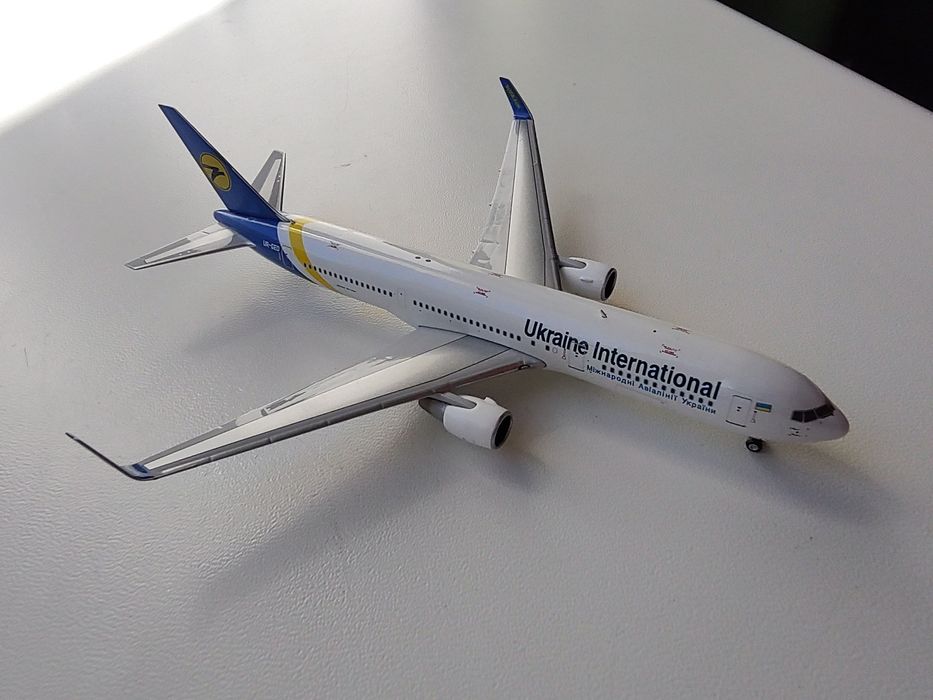Модель літака, модель самолета Boeing 767-300ER, МАУ, Phoenix 1:400