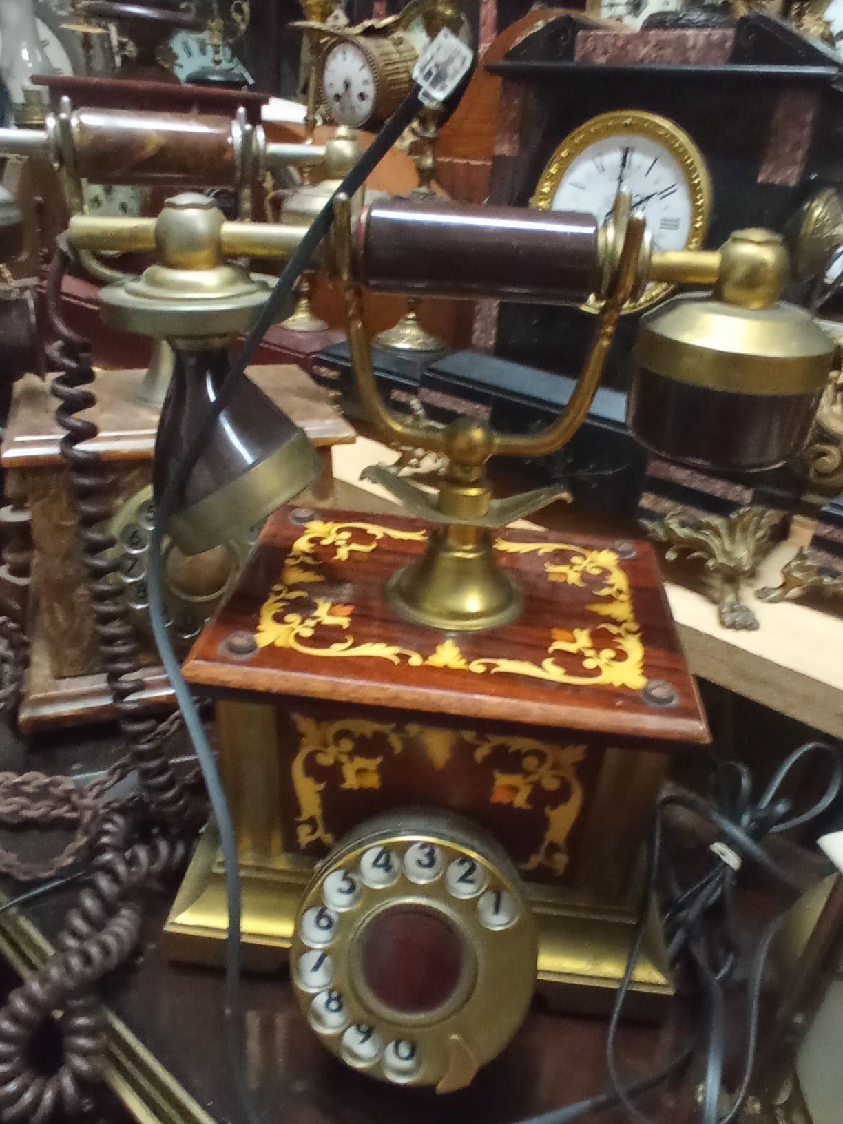 Bonita coleção de telefones. Todos a funcionar. preços,de 90 a 150.