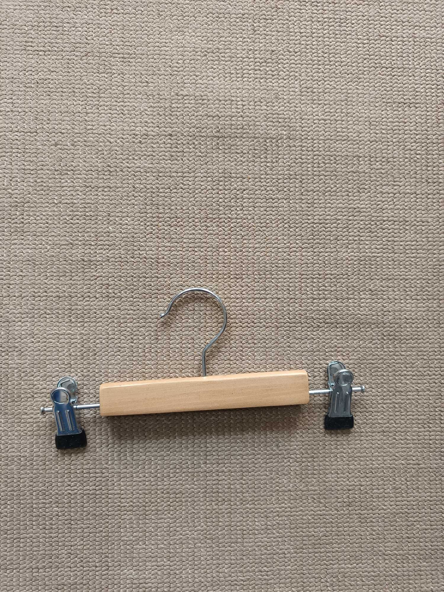Cabides para roupa de criança