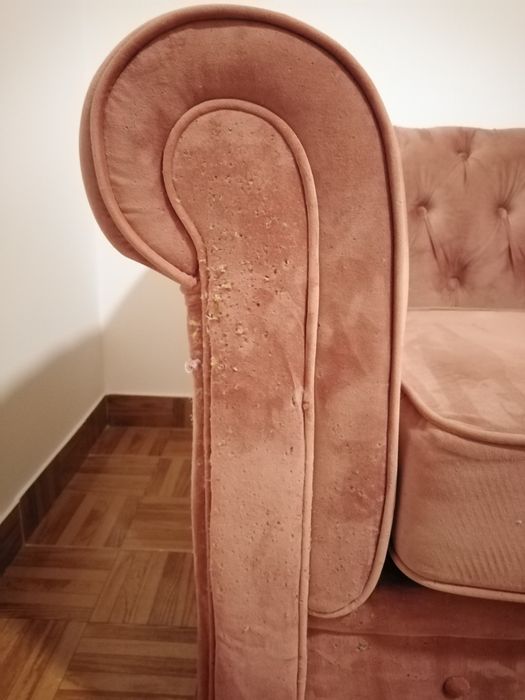 Sofá de três lugares em veludo