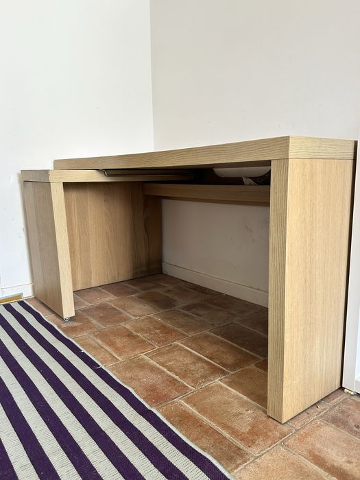 Mesa com armário deslizante