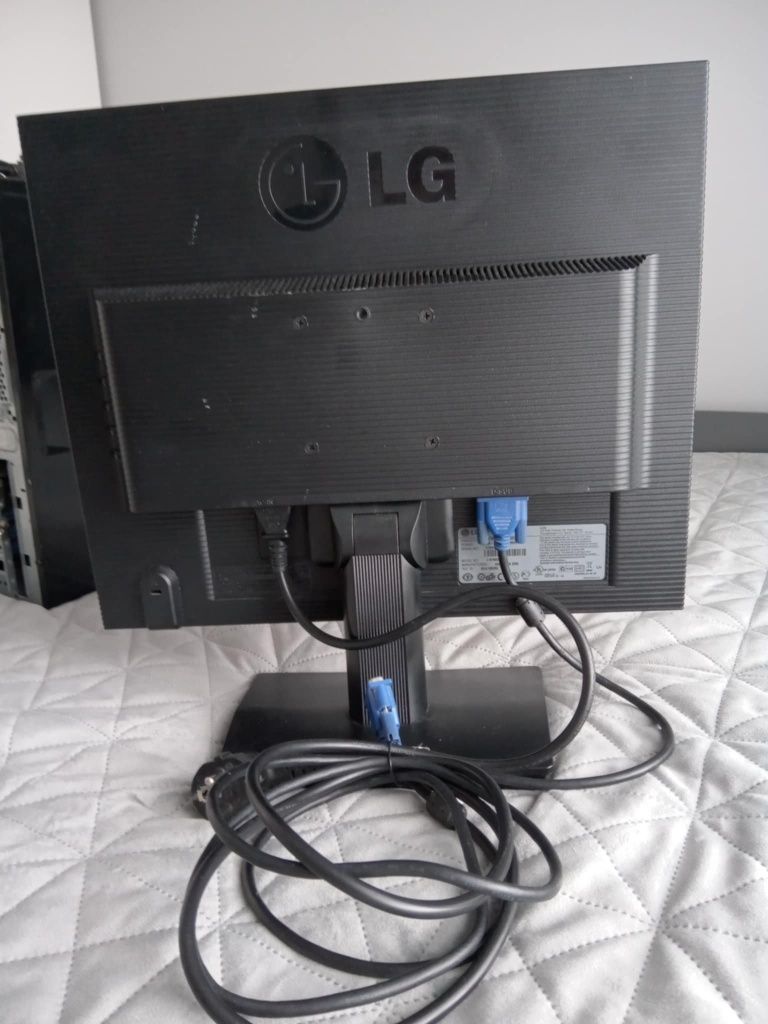 Komputer stacjonarny + Monitor + klawiatura + głośniki