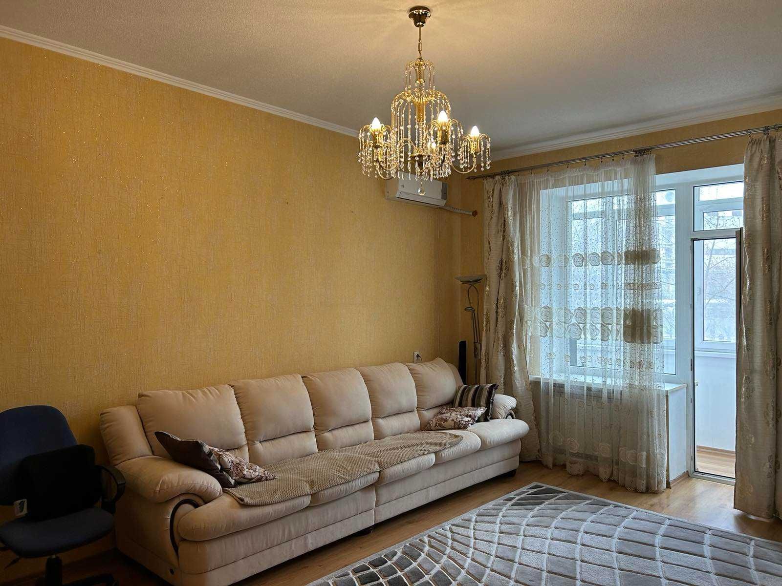Продам 3-х комнатную квартиру - бельэтаж - Космическая -90 м.кв!